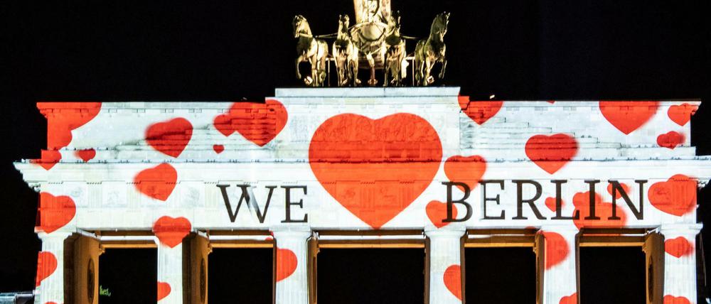 Das Brandenburger Tor beim Probeleuchten für das diesjährige Festival.