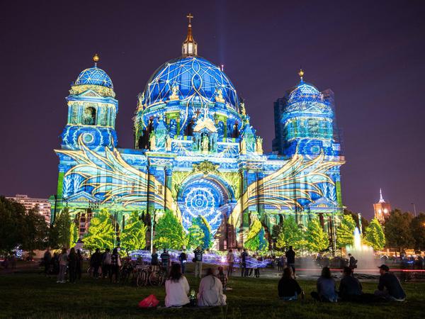 Wie ein großes blaues Fabergé-Ei leuchtet die Kuppel des Berliner Doms.