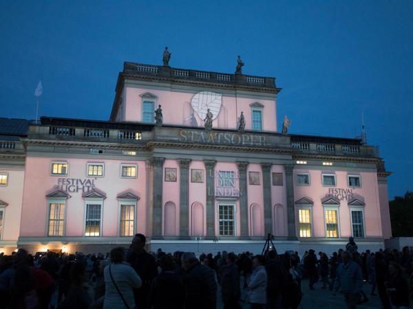 Lichterzauber am Abend. Nach dem Eröffnungskonzert wurde die Fassade der Staatsoper mit einer animierten Videoprojektion bespielt, bei der es um die 275-jährige Geschichte des Hauses ging. 
