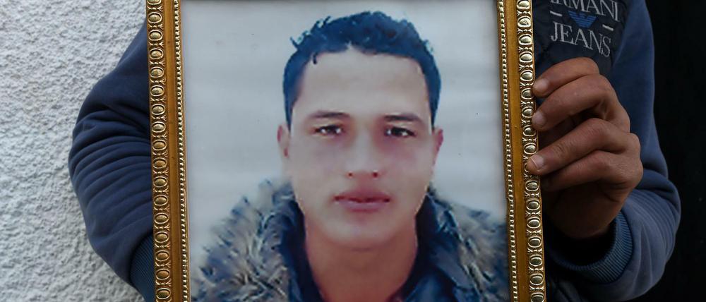 Ein Bild des Attentäters Anis Amri, gehalten von seinem Bruder.