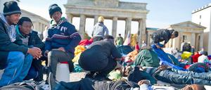Die Flüchtlinge vor dem Brandenburger Tor verweigern jetzt auch das Trinken.