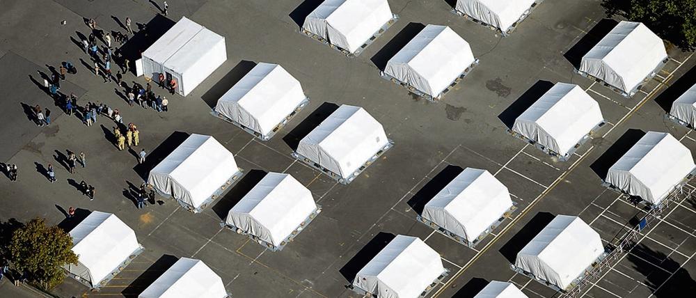 Die Zeltstädte für Flüchtlinge, wie in der ehemaligen Schmidt-Knobelsdorf-Kaserne in Berlin-Spandau, sollen schrittweise leergeräumt werden.