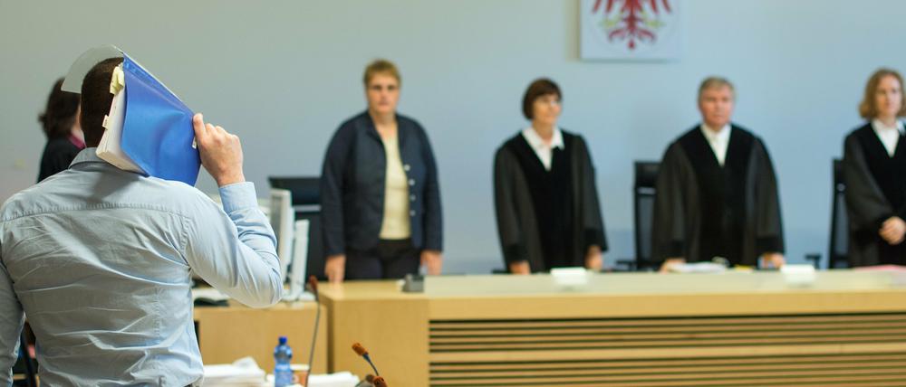 Der Angeklagte Mario K. verbarg auch am Freitag sein Gesicht im Saal des Landgerichts in Frankfurt (Oder). Sein Anwalt Axel Weimann begann bald danach mit seinem Plädoyer.