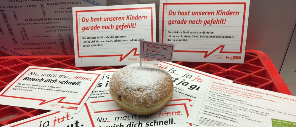 Mit Pfannkuchen und Berliner Mundart warb die Bildungsverwaltung zum Berlin-Tag 2017 bundesweit um Aufmerksamkeit sowie Schul- und Kitapersonal. 