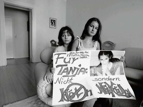Tanja Ristic (rechts) mit ihrer Mutter Milica im Jahr 2004 mit einem Plakat, das Tanjas Mitschüler für sie gemalt haben.