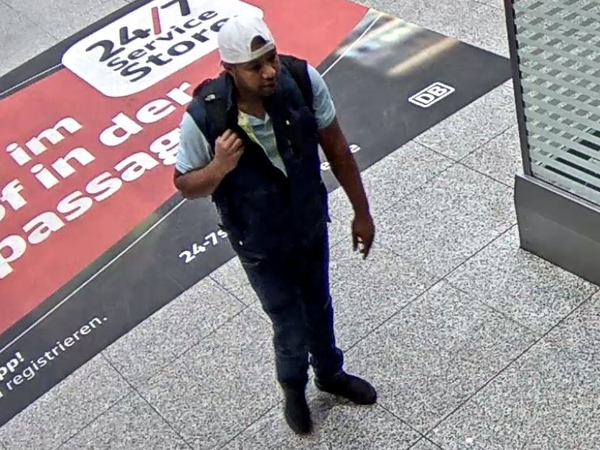 Beim Bahnhof wurde der Tatverdächtige von einer Überwachungskamera gefilmt.