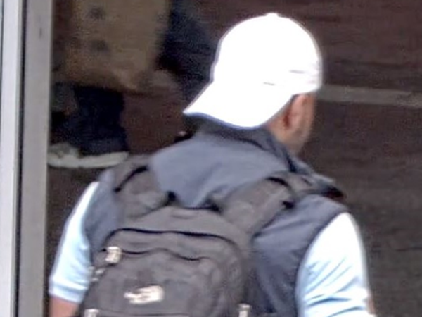 Er trug einen Rucksack und eine helle Kappe.