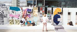 Im Mai 2018 haben Streetart-Künstler vor dem Berliner Hauptbahnhof den Schriftzug "#FreiheitBerlin" gestaltet. Das 23Meter lange und 2,30 Meter hohe (temporäre) Kunstwerk ist Teil einer Kampagne des Landes Berlin. Es wurde im Juni wieder abgebaut.