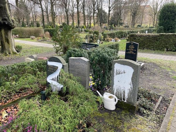 Auf einem Friedhof in Charlottenburg wurden bereits am Dienstag Grabsteine beschmiert.