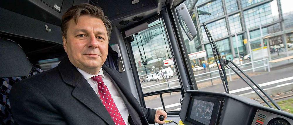 Andreas Geisel in der Straßenbahn zum Hauptbahnhof: Mit der Tram beschäftigt sich der Verkehrssenator auch in Zukunft noch häufig.