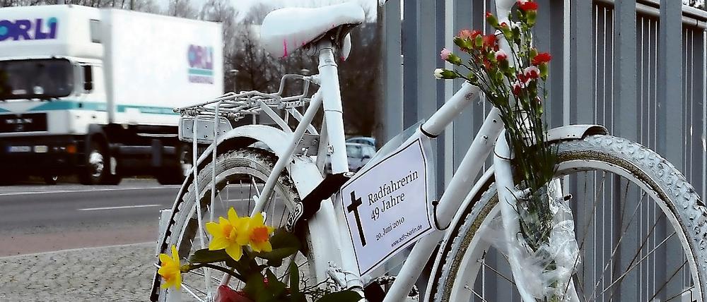 Weiße Mahnung. Mit der "Aktion Geisterrad" des Berliner ADFC wird an getötete Radfahrer erinnert - auch an das jüngste Opfer.