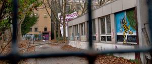 Die Gerhart-Hauptmann-Schule in Kreuzberg: Seit mehr als einem Jahr wohnen Flüchtlinge in der ehemaligen Schule (Foto aus Dezember 2012).