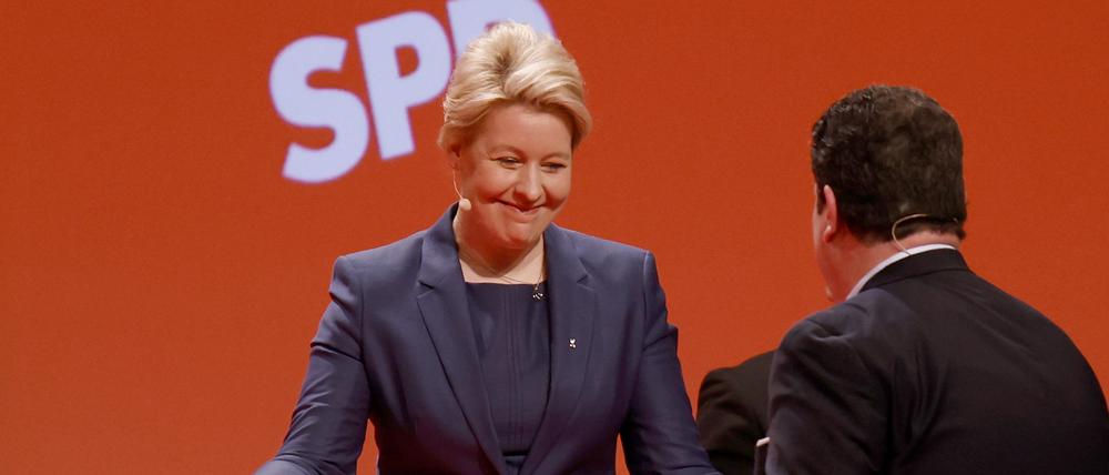 Franziska Giffey (l, SPD), regierende Bürgermeisterin von Berlin, gratuliert Hubertus Heil (SPD), Bundesminister für Arbeit, nach dessen Rede auf dem Landesparteitag der SPD Berlin. 