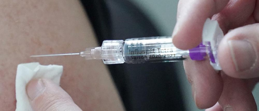 Wie eine Grippe-Impfung: Im Jahr 2021 könnte eine Impfung gegen das Coronavirus verfügbar sein.