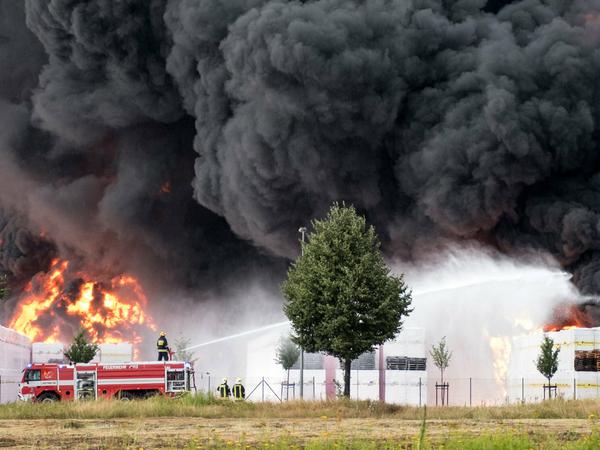 Feuerwehrleute löschen die brennenden Dämmstoffe in Wittenberge.