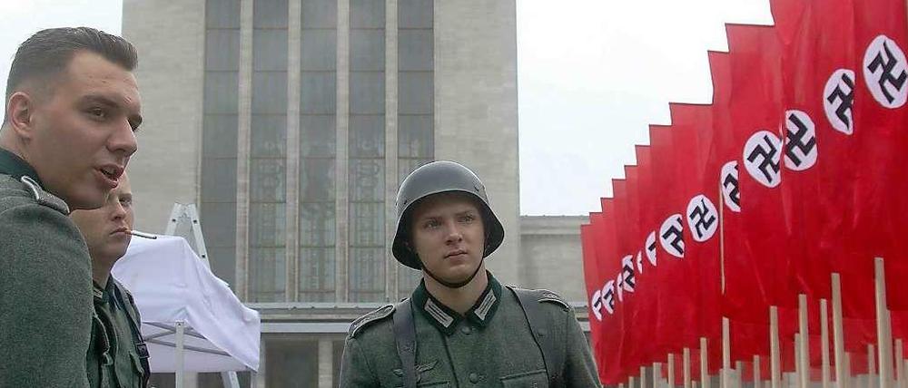 Dreharbeiten zum Tom-Cruise-Film "Operation Walküre" in 2007 am Berliner Messegelände. Hier sind die Hakenkreuze spiegelverkehrt, aber richtig erlaubt ist das auch nicht. Im Falle des Spielfilms fällt die Inszenierung wohl eher unter die Freiheit der Kunst.