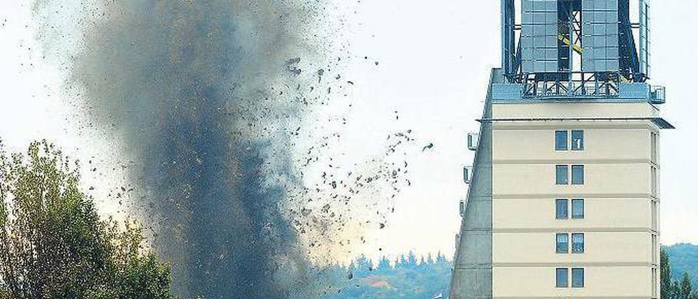 Mit aller Wucht. Eine riesige Schlammfontäne stieg bei der Sprengung neben der Heilig-Geist-Kirche in den Himmel. Foto: Nestor Bachmann/dpa