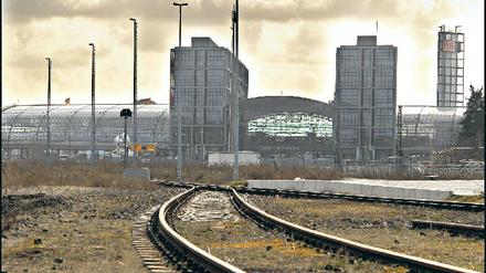Abgeschnitten. Der Hauptbahnhof liegt inmitten Berlins, aber von den angrenzenden Stadtteilen ist er städtebaulich isoliert. 