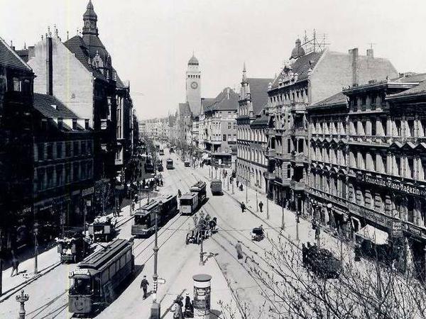 Die Berliner Straße, die heute Karl-Marx-Straße heißt, um 1910. Hinten das Rathaus, vorne der Platz der Stadt Hof.