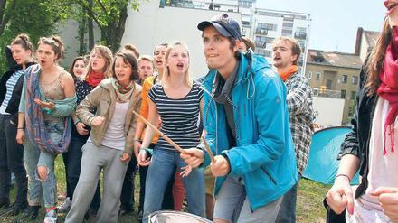 Sind mit voller Begeisterung dabei: Studenten der Ernst-Busch-Schule als lautstarke Demonstranten.