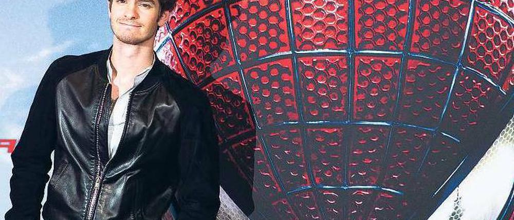 Neuer Spinnen-Mann. Schauspieler Andrew Garfield bei der Filmpremiere in einem Berliner Hotel. Der 28-Jährige erbt die Rolle von Tobey Maguire, der zu alt für die Comicfigur wurde. Garfield war schon als Kind ein großer Spider-Man-Fan.Foto: dapd