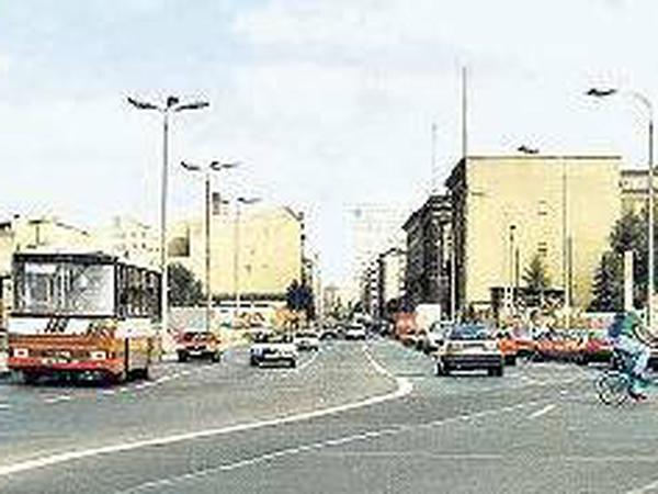 Verkehrsader. Im Jahr 1991 ist vom einstigen Einkaufszentrum der Stadt mit Wertheim nichts mehr zu erahnen.