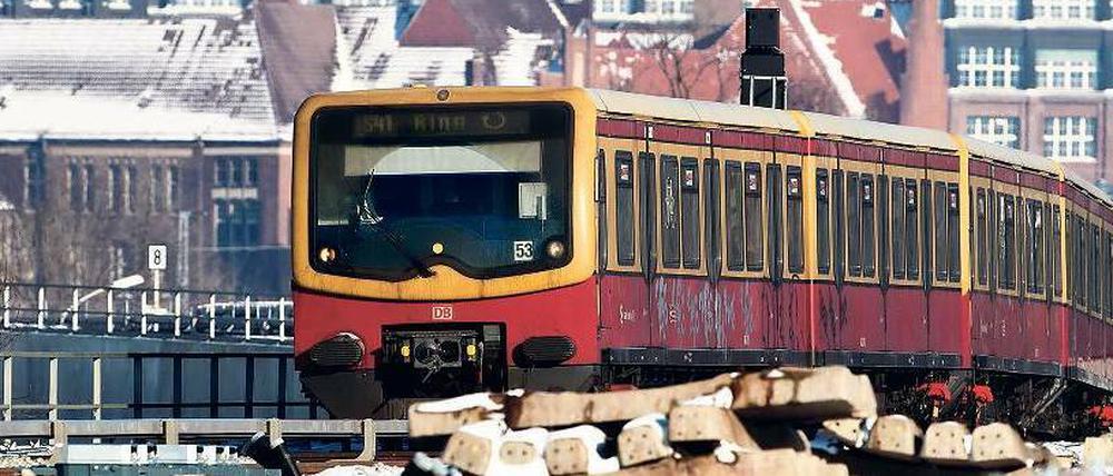 Noch lange nicht über’n Berg. Bezüglich der Zukunft der S-Bahn ist die letzte Entscheidung noch nicht gefallen. Foto: dpa/Sören Stache