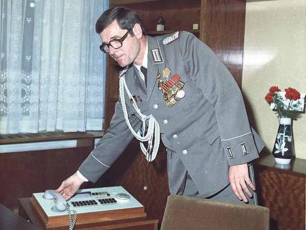 Der einstige Gefängnisdirektor Siegfried Rataizick, hier auf einem Archivbild von 1981, konnte sich mit seiner Telefonanlage „Diva“ direkt zu Stasi-Chef Erich Mielke durchstellen lassen. Im Hintergrund sieht man sein Büro, das nun gerade wieder in seinen ursprünglichen Zustand zurückversetzt wird.