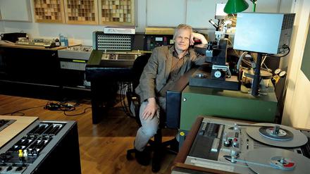 Herr der Spulen. Tonmeister Rainer Maillard, Mitinhaber der Emil-Berliner-Studios, umgeben von seinem Handwerkszeug.