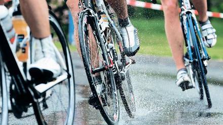 Wassertreten. Beim Amateurradrennen Velothon mit internationaler Beteiligung gab es schon besseres Wetter. Aber was soll's.