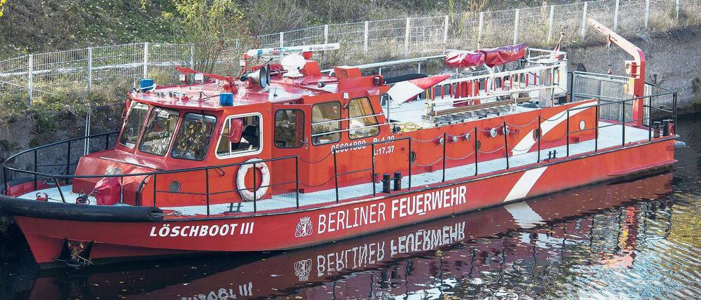Am anderen Ufer. Weil die Schleuse nachts geschlossen war, kam das Feuerwehrschiff nicht durch Charlottenburg.