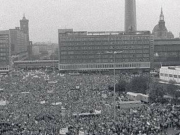 Sie sind das Volk. So eine große Demonstration für Freiheit und Demokratie wie am 4. November 1989 hatte es in der DDR noch nie gegeben. Angemeldet worden war die Veranstaltung für bis zu 30 000 Teilnehmer.