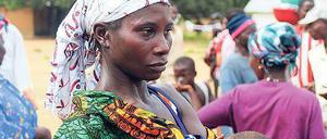 Anstehen für Lebensmittel. Auch diese Mutter hofft in Freetown in Sierra Leone auf Hilfe. In den Privatschulen kontrollieren jetzt Eltern ihre Kinder mit Ohrfieberthermometern.