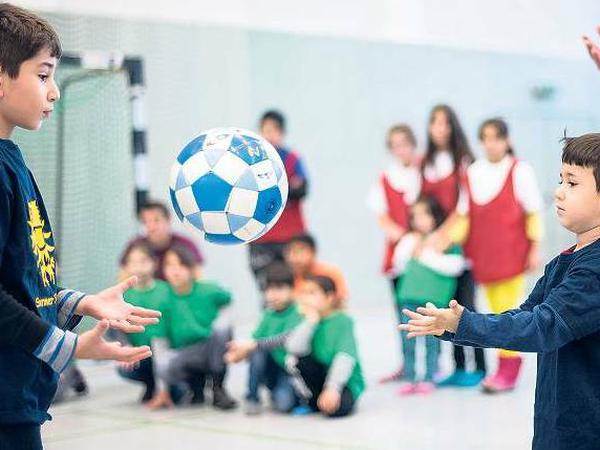 Ballspiele zur Ablenkung. Für die Kinder, die derzeit als Flüchtlinge in acht Turnhallen in Berlin leben müssen, ist Abwechslung besonders wichtig. Bernd von Jutrczenka/dpa