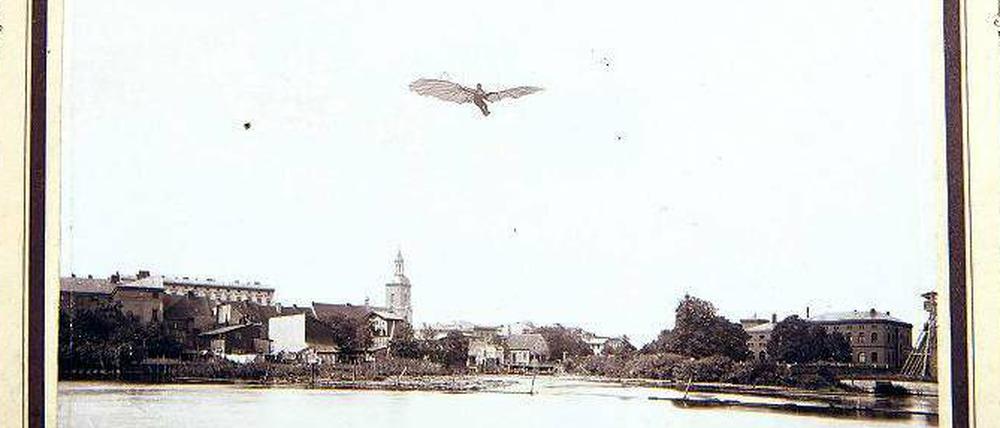 Das Foto aus dem 19. Jahrhundert zeigt den Flugpionier Lilienthal im Flug mit Flugapparat „Modell 93“ über einem Kirchturm von Spandau – es müsste die St.-Nikolai-Kirche sein.