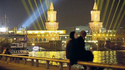 Herzen für Verliebte. Die Oberbaumbrücke erstrahlt derzeit besonders schön – hier im Rahmen des Lichterfestes „Berlin leuchtet“. Noch bis zum 18. Oktober taucht es Berlin in Lichter und Farben. Zeitgleich mit dem „Festival of Lights“.
