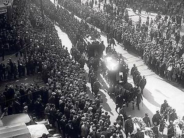 Nach der Tat. Für die 1931 ermordeten Polizisten gab es einen Trauerzug durch die Stadt. Tausende Berliner schauten zu. 