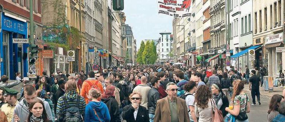 Das Myfest hat den 1. Mai in Kreuzberg befriedet, hier ein Bild aus dem Jahr 2010. Vor gut 13 Jahren war es von Polizei und Bezirk erfunden worden, um den Randalierern den Raum zu nehmen. 