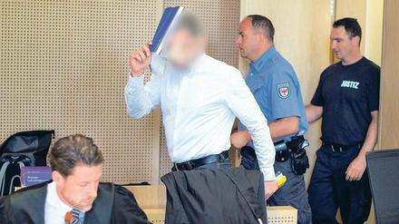 Vieles unklar. Mario K. (mit Mappe) wurde zu lebenslanger Haft verurteilt – aber sein Anwalt Christian Lödden (links) will, dass das Verfahren neu aufgerollt wird. 