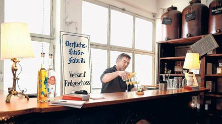 Na dann: Wöhlchen! An der Bar der Preußischen Spirituosenmanufaktur in Wedding lässt Geschäftsführer Gerald Schroff die Kunden gerne die produzierten Erzeugnisse probieren.
