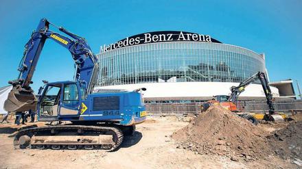 Bau-Unterhaltung. Vor der Arena wird es laut. Vier Bauten sollen hier bis 2018 entstehen. Alle Gebäude grenzen an den künftigen „Mercedes Platz“.