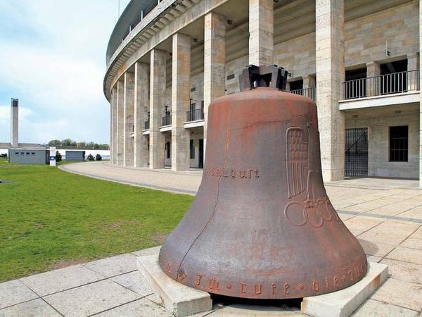 Die originale Olympia-Glocke steht nahe des Südtors zum Stadion. Sie war bei der Sprengung des Glockenturms 1947 beschädigt worden.