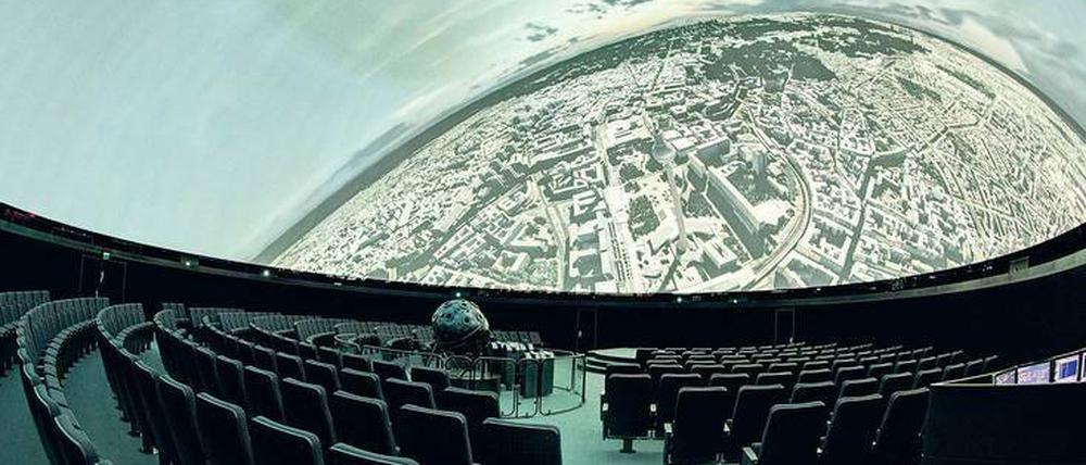 Berlin im Blick. Auch die Stadt von heute wird in die 23-Meter-Kuppel projiziert, bevor es hinausgeht in die Weiten des Universums. 