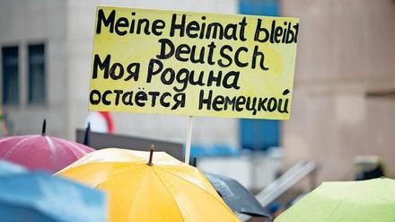 Zweisprachiger Protest. Russlanddeutsche demonstrierten Anfang des Jahres in ganz Deutschland gegen die Asylpolitik der Bundesregierung. 