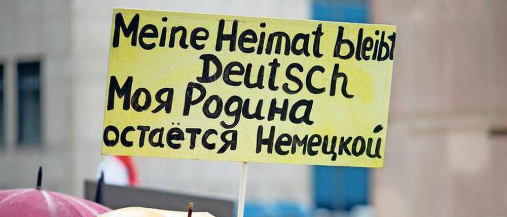 Zweisprachiger Protest. Russlanddeutsche demonstrierten Anfang des Jahres in ganz Deutschland gegen die Asylpolitik der Bundesregierung. 
