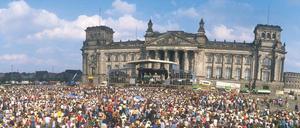 Ende der 80er drängt sich das Publikum bei einem Konzert vor dem Reichstag. 
