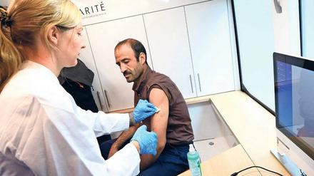 Seit Donnerstag fährt der "Medibus" Notunterkünfte an, Flüchtlinge werden unter anderem gegen Masern geimpft.
