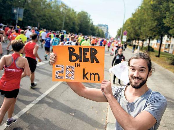 Motivation ist alles. Schon zum 44. Mal wollen tausende Sportskanonen beim Berlin-Marathon 42,195 Kilometer durch die Straßen der Hauptstadt laufen. Vorsicht, Autofahrer! Foto: dpa