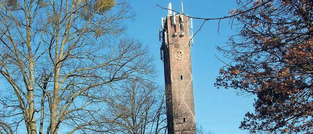 Wahrzeichen im Norden: Der 50 Meter hohe Turm steht am Kaserneneingang, direkt an der Bundesstraße B2 zwischen Berlin-Spandau und Potsdam. Foto: Henri Kramer