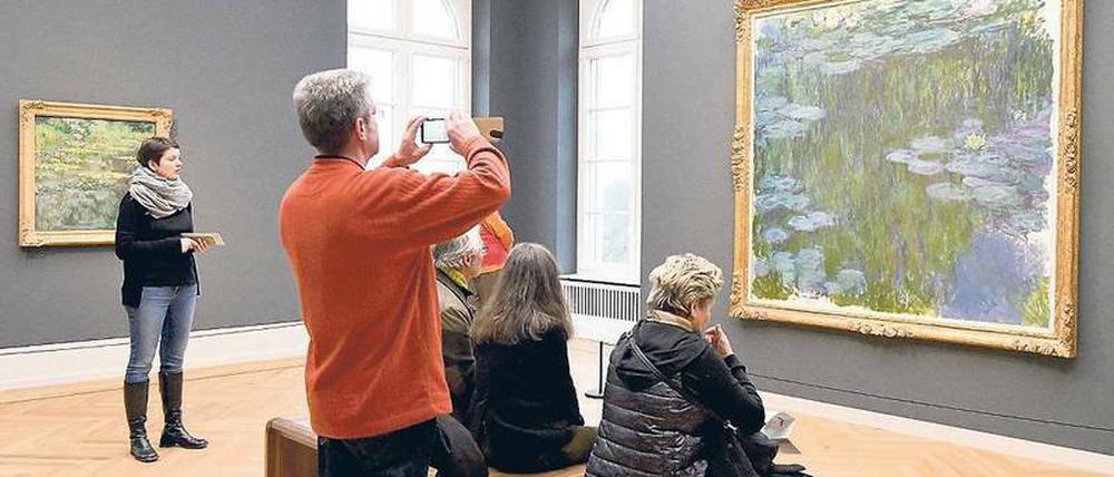Fasziniert. Barberini-Besucher vor den Seerosen von Claude Monet.